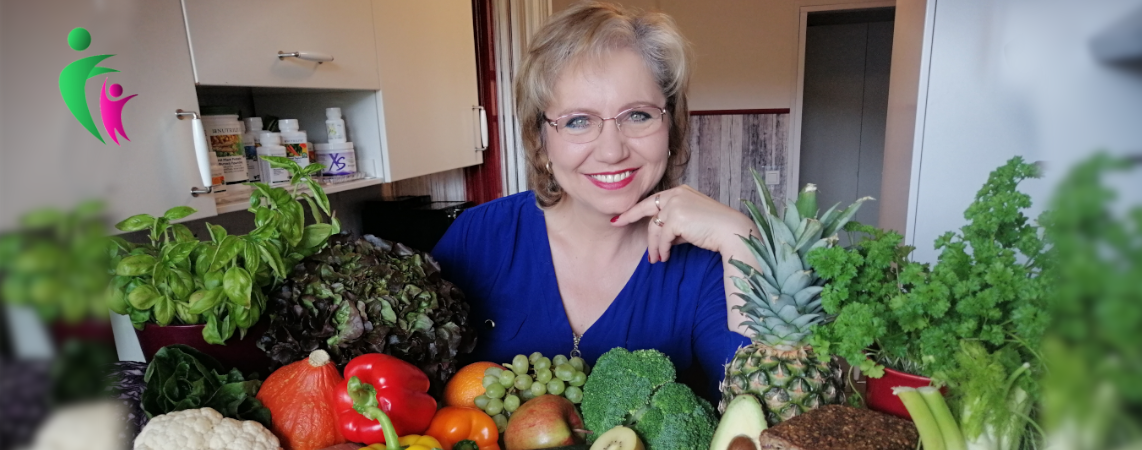 Gesunbdheits- und Ernährungsberaterin Bozena Banczyk umgeben von Obst und Gemüse
