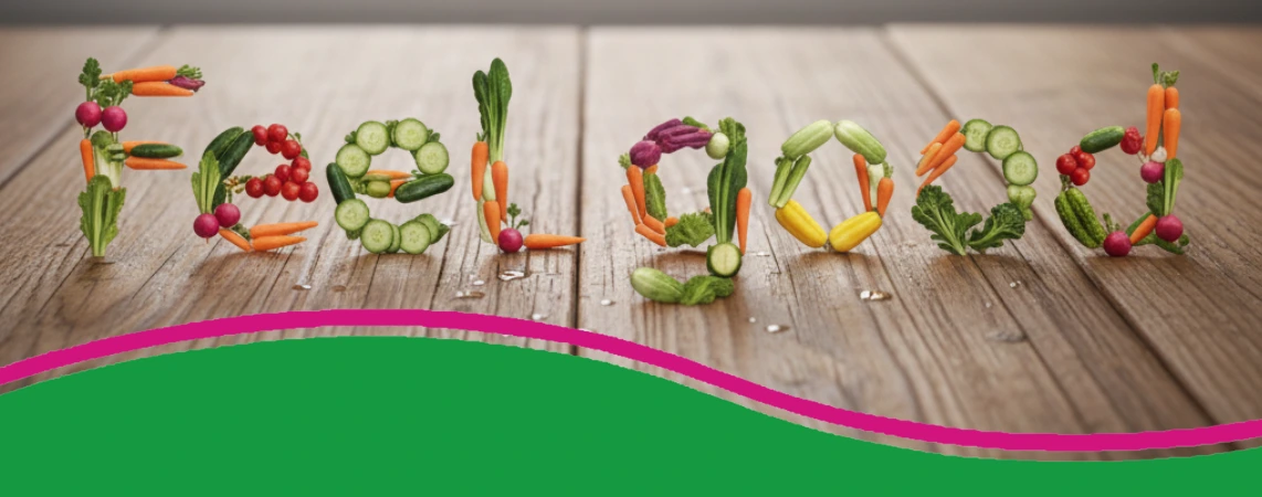 Gemüse auf einer Holzplatte, dass den SChriftzug "Feel good" formt